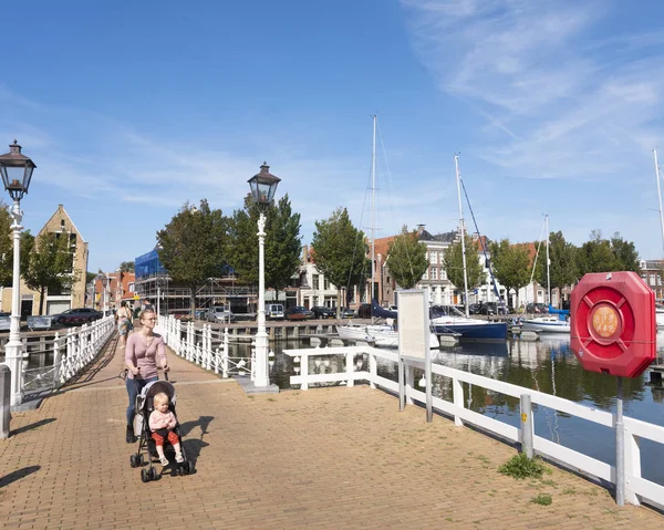 Anne ve kızı noorderhaven üzerinde yaya köprüsü üzerinde yürümek — Stok fotoğraf