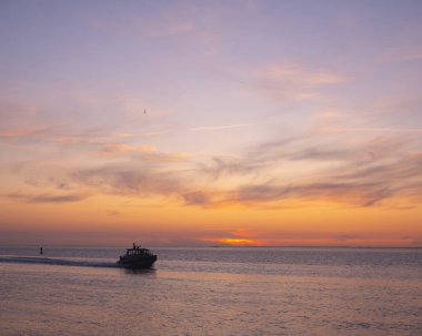 su taksi holwerd iskelede ameland gün batımı i sırasında geldi