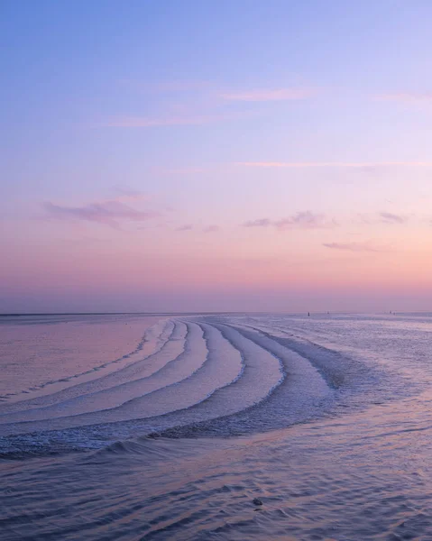 Waddenzee o wadd mare durante il tramonto visto da molo di ameland f — Foto Stock