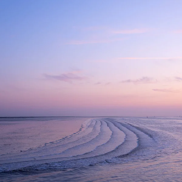 Waddenzee lub wAdd morze podczas zachodu słońca widziany z molo w Ameland f — Zdjęcie stockowe