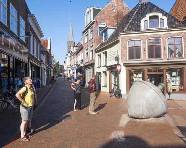 Mensen in de straten van het stadscentrum in de oude Friese stad dokk — Stockfoto