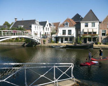 friesland dokkum merkezinde kanal üzerinde turfmarkt ve köprü