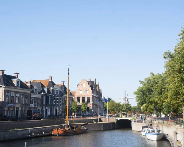 Centre of old frisian town dokkum with canal and old wooden sail — Stock Photo, Image