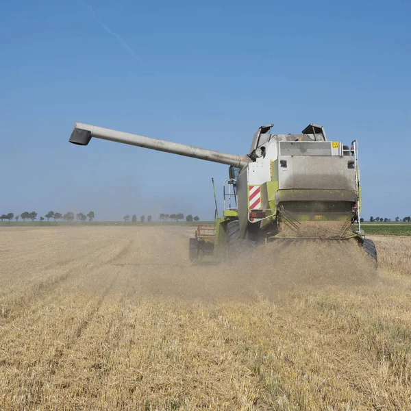 ノーの田舎で大麦収穫の間に収穫機を組み合わせる — ストック写真