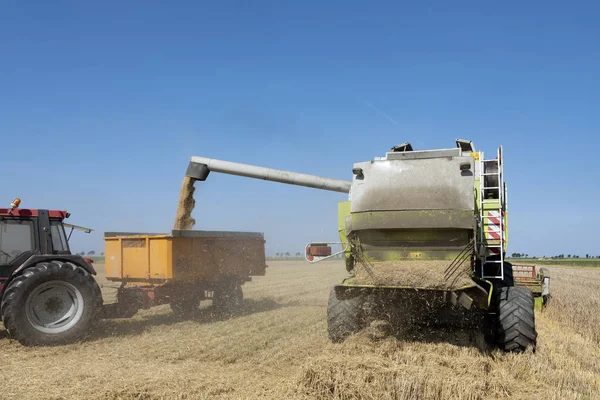 ノーの田舎で大麦収穫の間に収穫機を組み合わせる — ストック写真