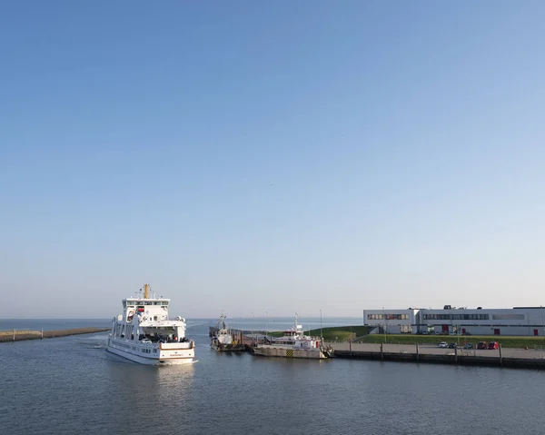 Ferry from island opf norderney arrives in harbor of norddeich — Stock Photo, Image