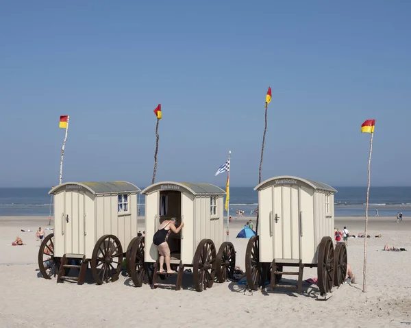 Güneşli plajda değiştirmek için kullanılan eski moda banyo arabaları — Stok fotoğraf