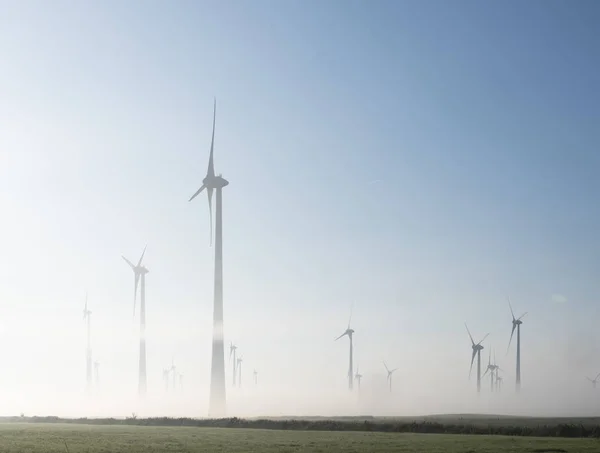 Ветряные турбины на зеленом лугу недалеко от Ауриха в Остфрисландии по ошибке — стоковое фото