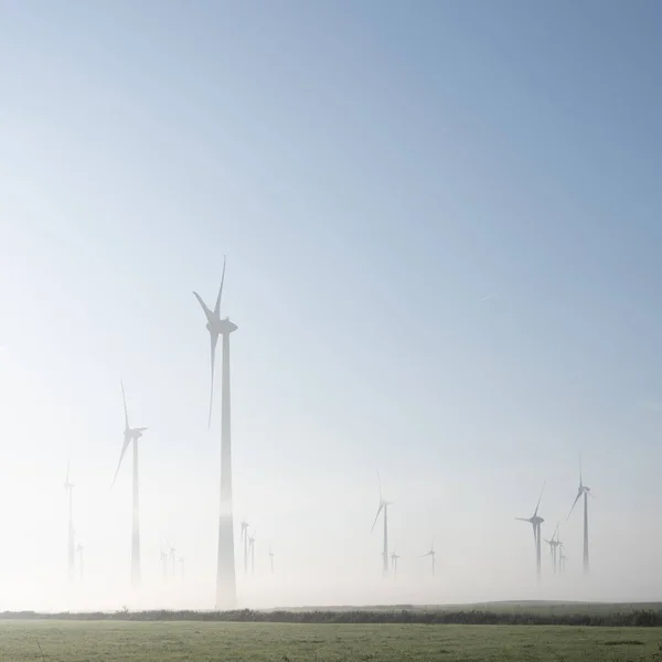 Windturbines in groene weide bij Aurich in Ostfriesland op mis — Stockfoto