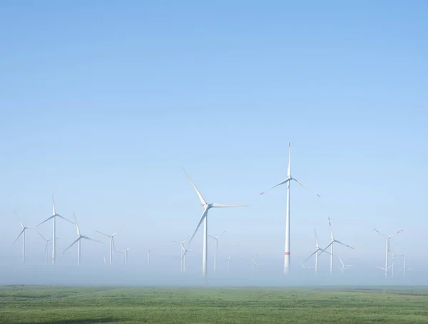 Turbin wiatrowych w zielonej łące w pobliżu Aurich w Ostfriesland na mis — Zdjęcie stockowe