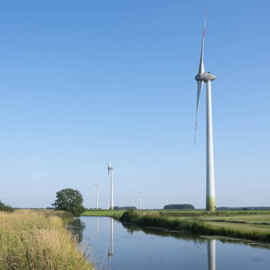 almanya ve mavi gökyüzü kuzeyinde ostfriesland kırsal peyzaj rüzgar türbinleri