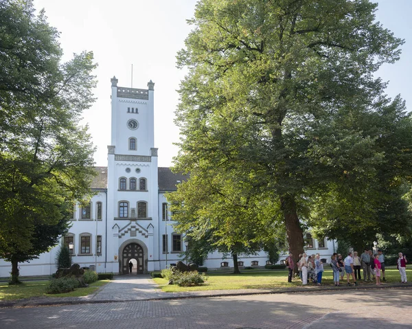 Osób w pobliżu Schloss Aurich w słoneczny letni dzień — Zdjęcie stockowe