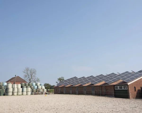 Ferme couverte de panneaux solaires entre aurich et leer en basse sa — Photo