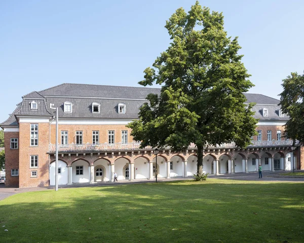 Menschen bei schloss aurich an sonnigem Sommertag — Stockfoto