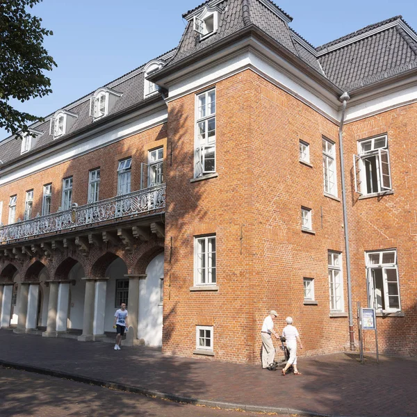 Personas cerca de schloss aurich en el soleado día de verano — Foto de Stock