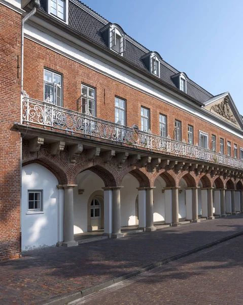 Persone vicino a schloss aurich nella soleggiata giornata estiva — Foto Stock