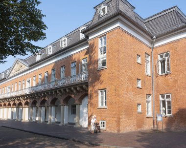 güneşli yaz gününde schloss aurich yakın insanlar