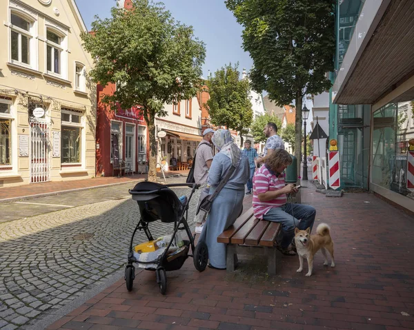 在德国的莱尔镇，不同的人共享长凳 — 图库照片