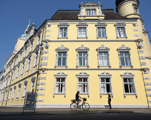 Ludzie przechodzą zamek w niemieckim mieście Oldenburg na słoneczne lato d — Zdjęcie stockowe