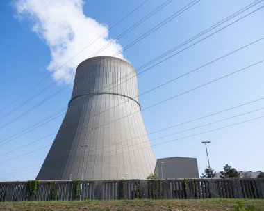 nükleer santral ne büyük baca üzerinde buhar ve mavi gökyüzü