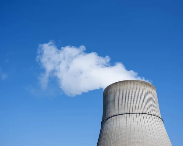 Vapor e céu azul acima da grande chaminé da usina nuclear ne — Fotografia de Stock