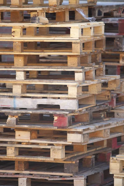 Gros plan de pile de palettes en bois vides — Photo