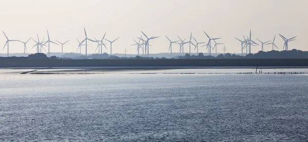 Sylwetka parku turbiny wiatrowej na brzegu Morza Północnego w języku niemieckim — Zdjęcie stockowe