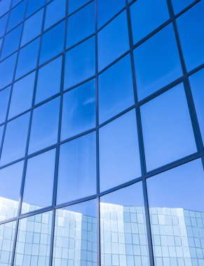 yansıtıcı ile cam ve çelik modern ofis binasının cephe