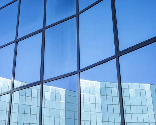 Facciata di moderno edificio per uffici in vetro e acciaio con riflesso — Foto Stock