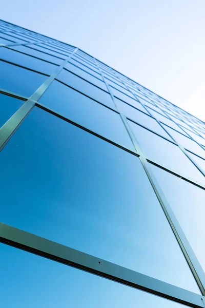 Fachada de edificio de oficinas moderno en vidrio y acero con reflejo —  Fotos de Stock