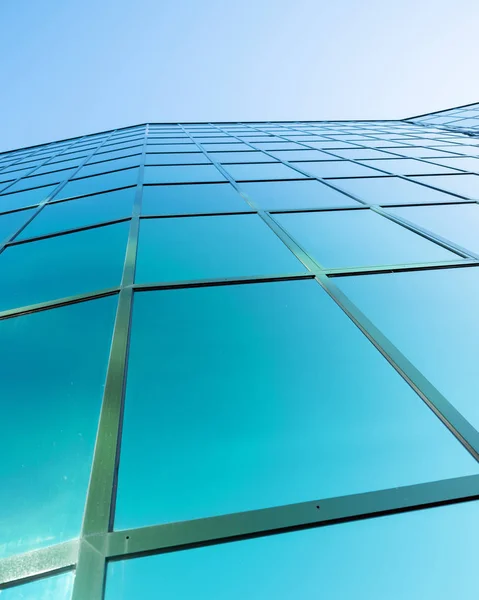 Fachada de edificio de oficinas moderno en vidrio y acero con reflejo —  Fotos de Stock