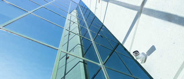 фасад современного офисного здания из стекла и стали с отражением
