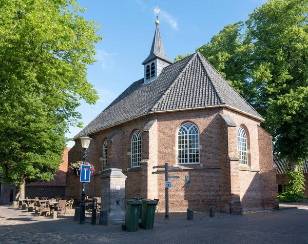 Oude kerk in zeer kleine stad van bronkhorst in de Nederlanden — Stockfoto