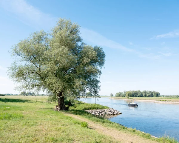 Boot op de ijssel tussen arnhem en zutphen op zonnige zomerdag — Stockfoto