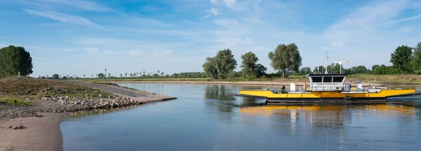 Gelderland 'de Olburgen ve Dieren arasındaki ijssel nehrinde sarı feribot. — Stok fotoğraf