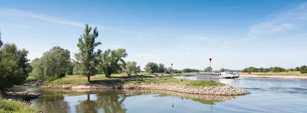 Barco en el río ijssel entre Arnhem y Deventer en los Países Bajos — Foto de Stock