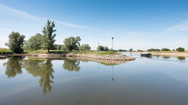 Boot in de ijssel tussen arnhem en Deventer in het Noorden — Stockfoto