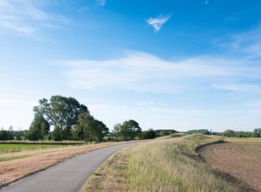 Bisiklet pisti, su baskını yapan ijssel uçaklarının yanında, arka planda kule olan.