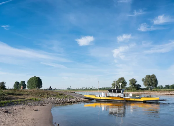 Gele ferry op de ijssel tussen olburgen en dieren in gelderland — Stockfoto