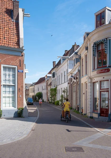 Mensen op de fiets in de straten van oude zutphen in de Nederlanden — Stockfoto