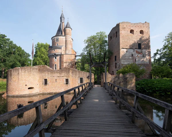 ユトレヒト州のヴィーク・ビジ・デュュルステードのオランダの町にある城と廃墟 ストック画像