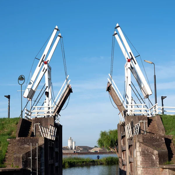 Oude houten ophaalbrug bij ingang naar haven schoonhoven aan rivier lek — Stockfoto