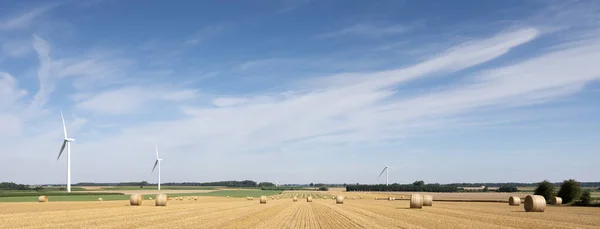 Campos e turbinas eólicas no norte da frança sob o céu azul — Fotografia de Stock