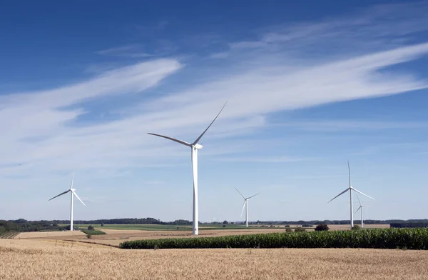 Campi e turbine eoliche nel nord della Francia sotto il cielo blu — Foto Stock