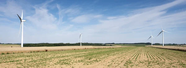Campos e turbinas eólicas no norte da frança sob o céu azul — Fotografia de Stock