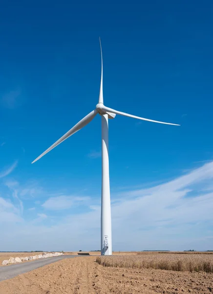 Campos y turbina eólica en el norte de Francia bajo el cielo azul —  Fotos de Stock