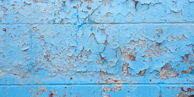 Pis mavi boyalı dış duvarın bir kısmını çatlattı.