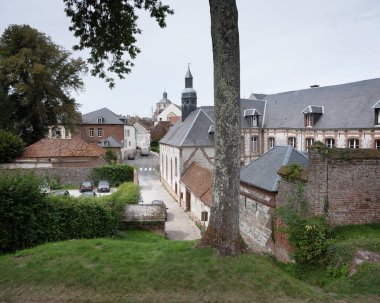 Kuzey Fransa 'daki Montreuil duvarından sokak ve eski binalar görüldü.