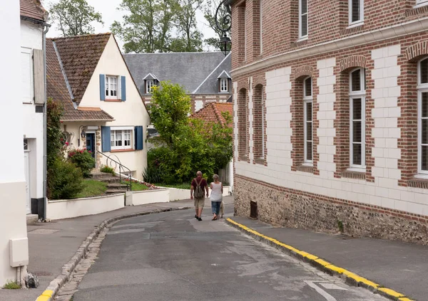 Touristes se promènent dans les rues du vieux montreuil en france — Photo