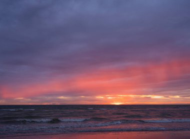 Fransa 'da Normandiya sahilinde renkli gün batımı